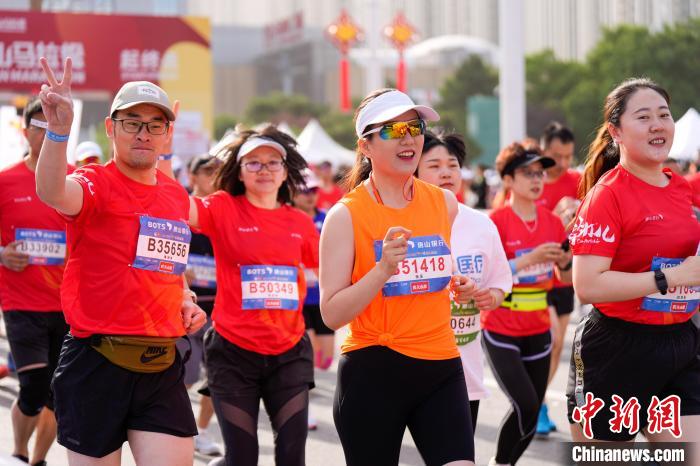 2023唐山马拉松鸣枪开跑，王军霞、武大靖等担任