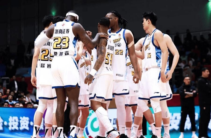 广厦力克天津暂居榜首 青年军崛起迎战强敌