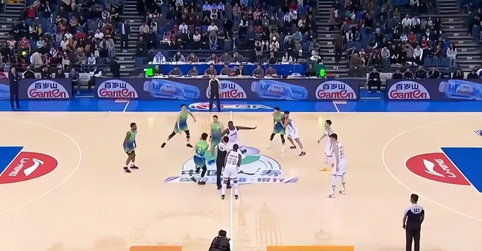 广厦力克天津暂居榜首 青年军崛起迎战强敌