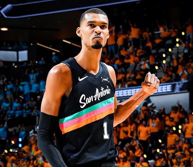 文班亚马季后赛首秀创历史纪录 杨瀚森尴尬登场